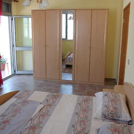 Penthouse Max * Velipojë